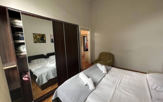 Безупречные апартаменты с двумя спальнями в центре Тбилиси