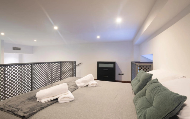 APARTAMENTOS DELUXE PALACIO DE LOS JERÓNIMOS free parking