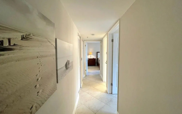 Exclusive Condo 10 Min to the Beach