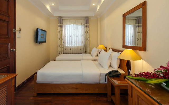 Lucky 3 Hotel & Travel