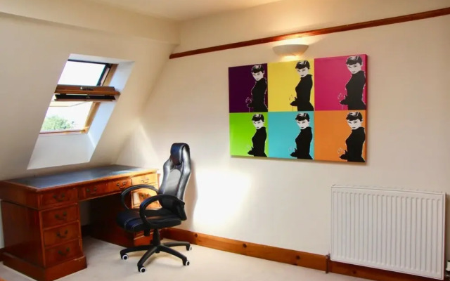 Homely 3 Bedroom Flat With Castle Views