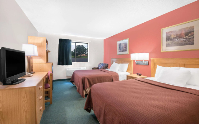 Super 8 by Wyndham Grand Rapids