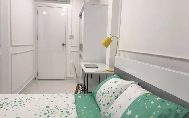 Smiley Apartment 8