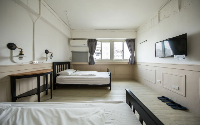 Mr Lobster's Secret Den Design Hostel
