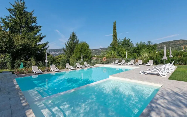 Comfortable Apartment in Garda With Swimming Pool