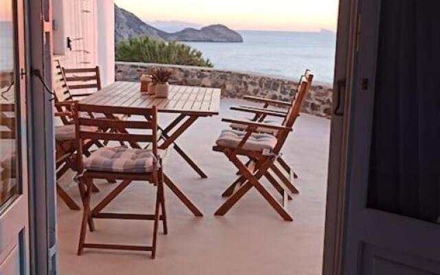 C & C _ Cycladic house with endless sea view