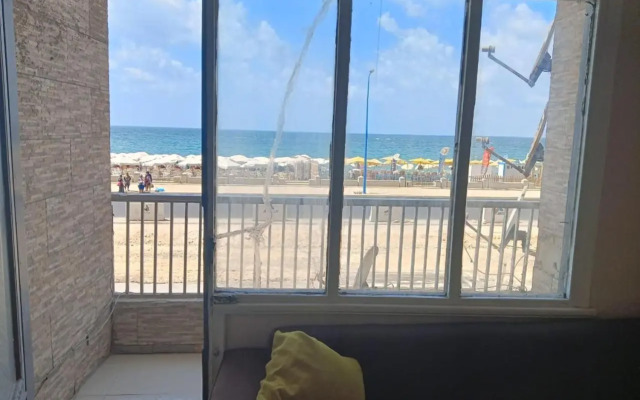 شقة علي البحر مباشرة في المندرة