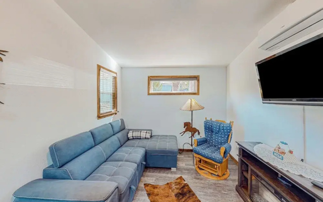 1BR Dog-friendly Lakefront Cabin w/ Canoes
