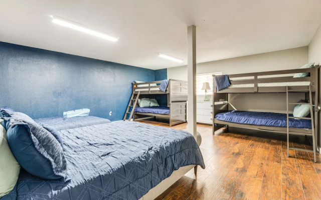 Seguin Riverfront Retreat: Fishing Dock + Kayaks!