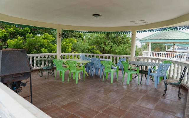 Mini-Mansion Villa Adjacent To The Beach