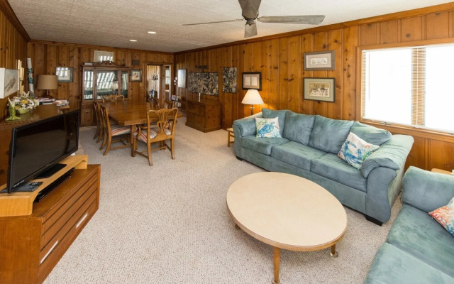 Harshaw Beach House 6 Bedroom Home by Redawning