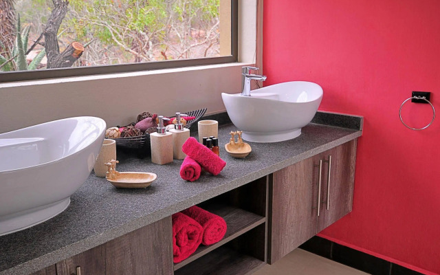 Cheetah Paw Eco Lodge