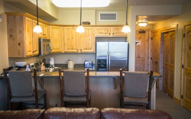 Stay in Comfort while Enjoying Valley Views by RedAwning