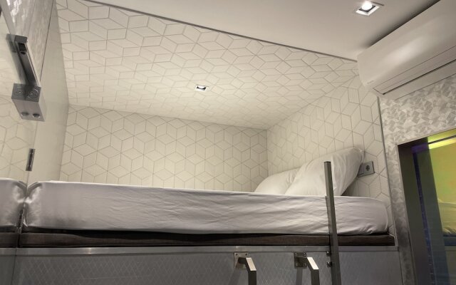 Diamond Capsule Hotel Amsterdam South