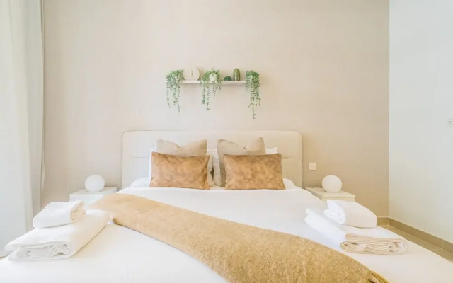 Monty Holiday Home - Serene & Modern Apartment With Burj Khalifa View