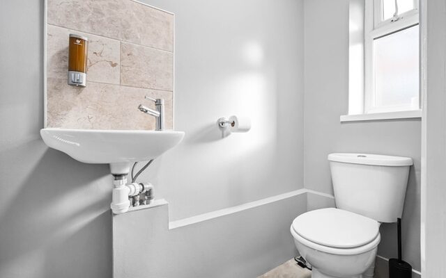 Hotel Comforts & Home Conveniences -sleeps 8