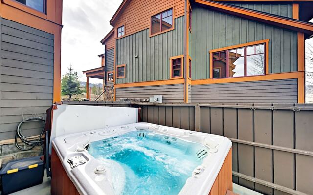 Elegant Townhome with Hot Tub by RedAwning