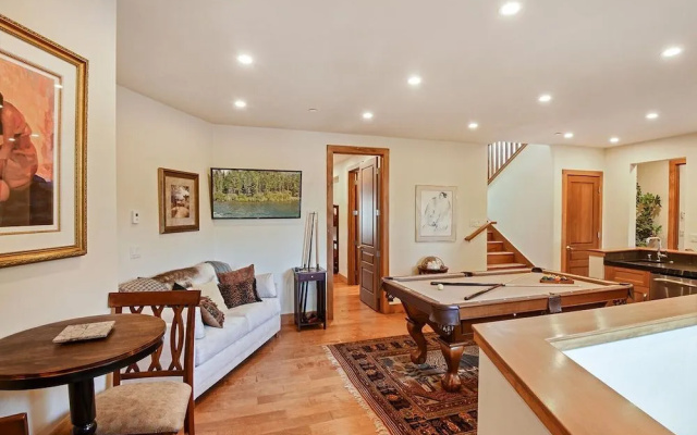 Luxury Mountain Retreat | Lake Views, Deck + BBQ | Pool Table & Chef’s Kitchen