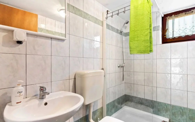Beautiful Apartment in Jasenice Near Sea