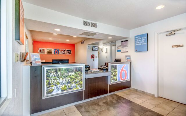 Super 8 by Wyndham Tracy