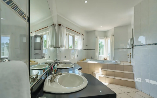 Private Beach Ocean Front Boat Dock Tiki Bar