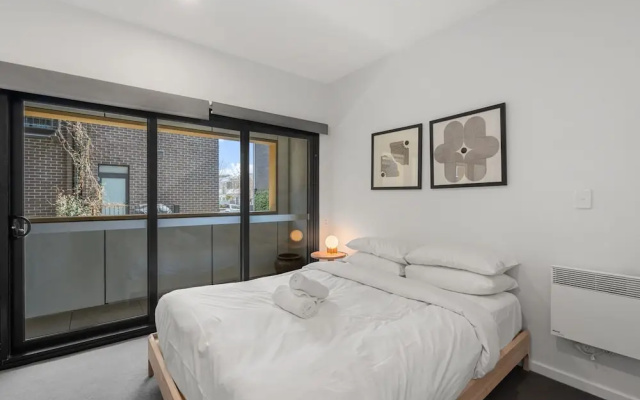 Bright Kingston Stay With Balcony Access – Guest Rooms – Kingston