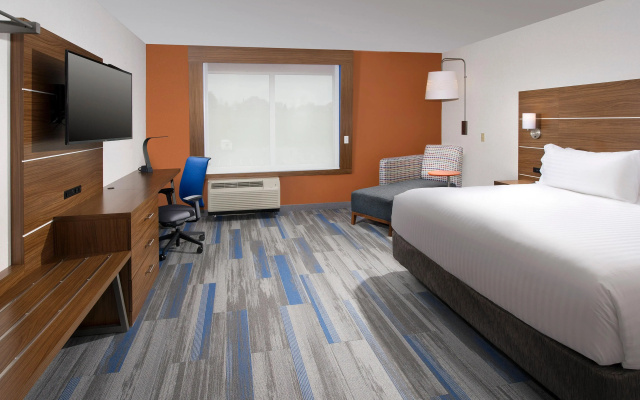 Holiday Inn Express & Suites Altoona by IHG