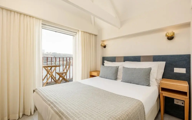River-view Apartment in Oporto for 4