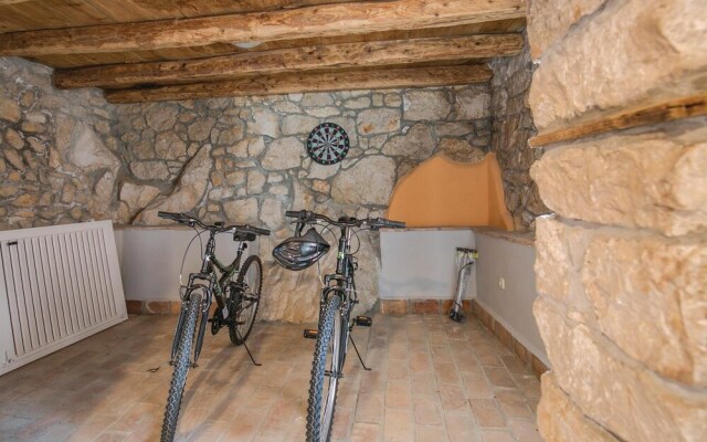 Amazing Home in Drenje With Wifi and 4 Bedrooms