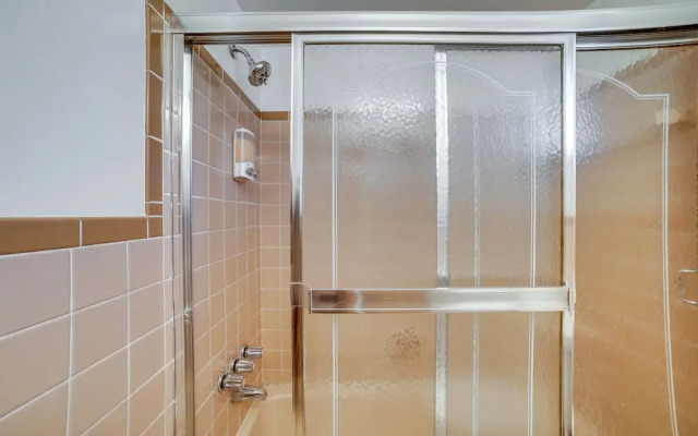 3 Mi to Downtown: Pittsburgh Home w/ Balcony!