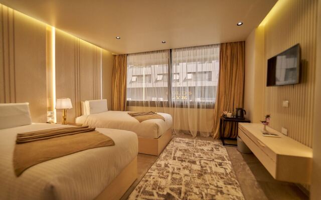 Gold's Pyramids Hotel