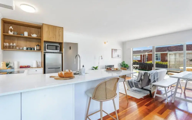 Takapuna 2 Br House Near Beach W/ Parking