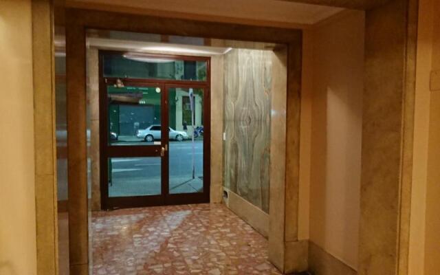 Excelente departamento con balcón a la calle sobre avenida