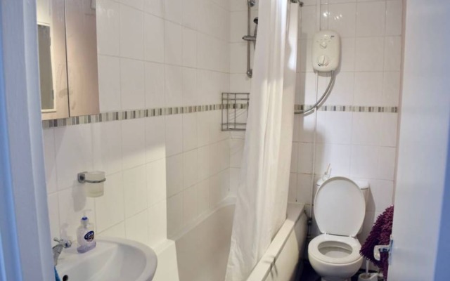 Traditional 2 Bedroom Flat Next to Springfield Park