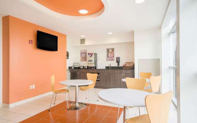 Motel 6 Kingston, ON