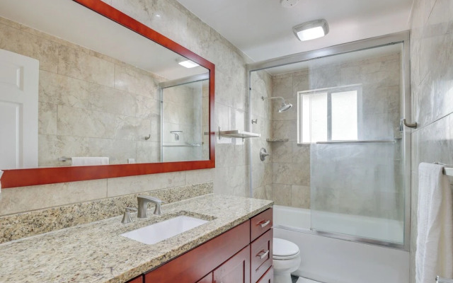 Renton Home: Gazebo w/ TV & Bbq, 15 Mi to Seattle