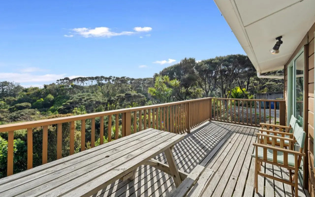 Seaview, Sun and Surf - Piha Holiday Home