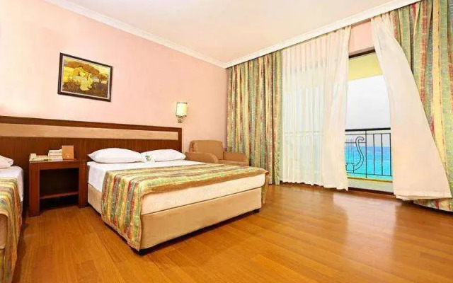 Lyra Resort & Spa