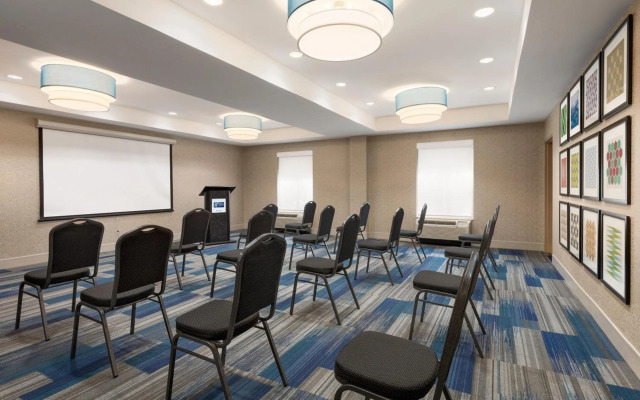 Holiday Inn Express & Suites Philadelphia - Mt. Laurel by IHG