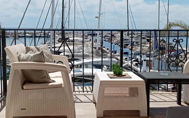 Sea front apartment in Puerto Banús