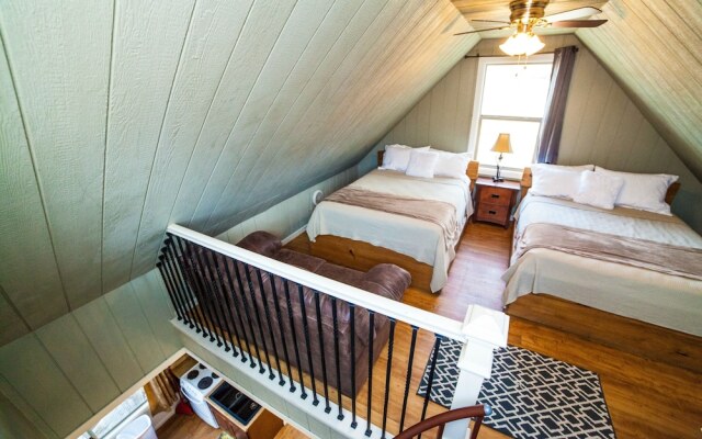 River Rd. Treehouses- Robins Roost