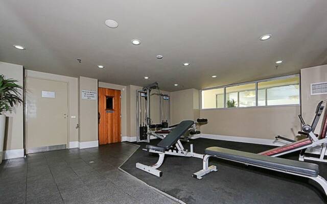 Spacious 1-Bedroom Apartment With Parking