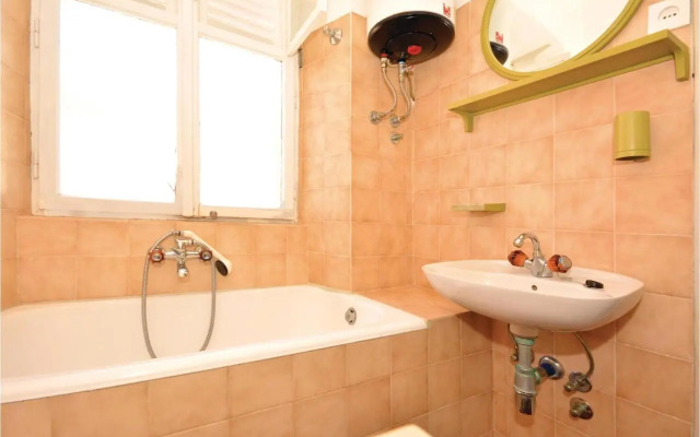 Three-Bedroom Apartment with a Fireplace in Stari Grad
