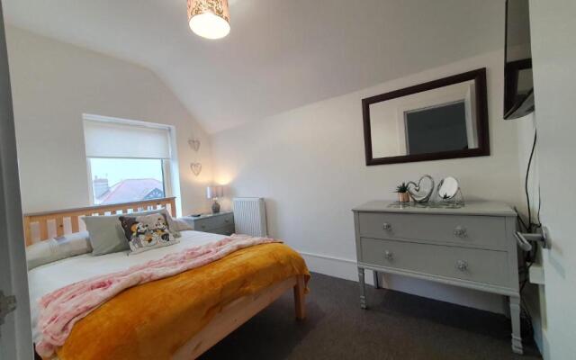 Riverdale House(4 Bedrooms) Serviced Accommodation