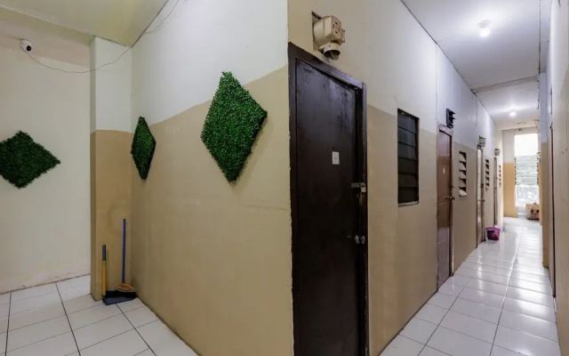 RedDoorz near Esa Unggul University Jakarta Campus
