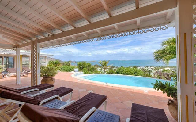 Stunning Orient Bay Ocean Views, Walk to the Beach! AC, Free Wifi, Swimming Pool