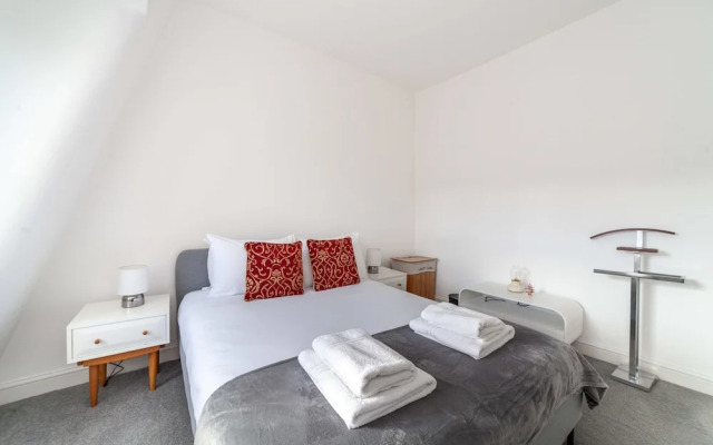 Bright and Spacious Earls Court Gem