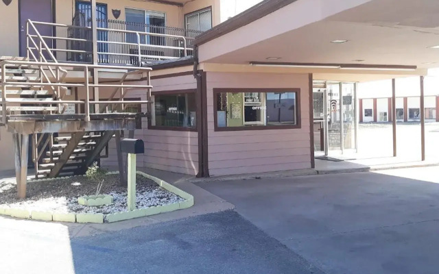 OYO Hotel Kings at Clovis