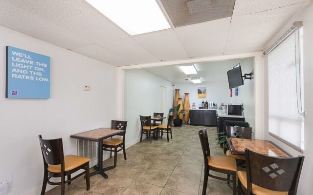 Motel 6 Livingston, TX