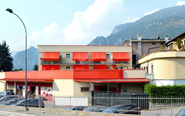 Como's Lake Mountains